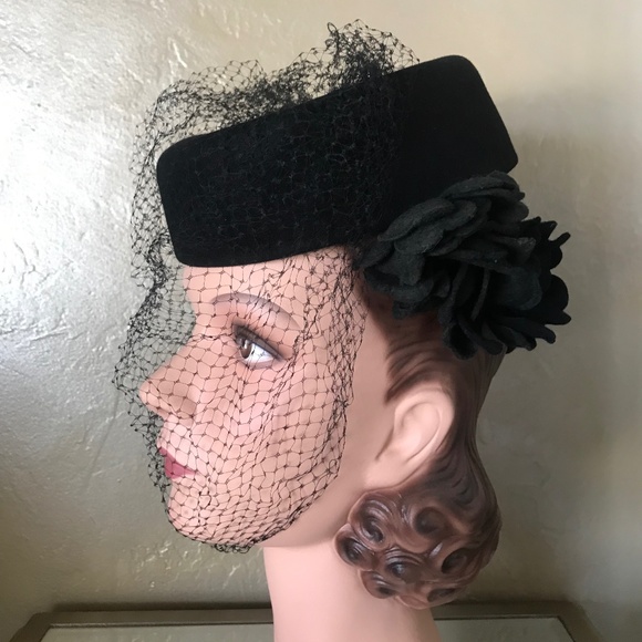 GRACEFUL 1930s\' BLACK FELT TILT HAT WITH FELT \